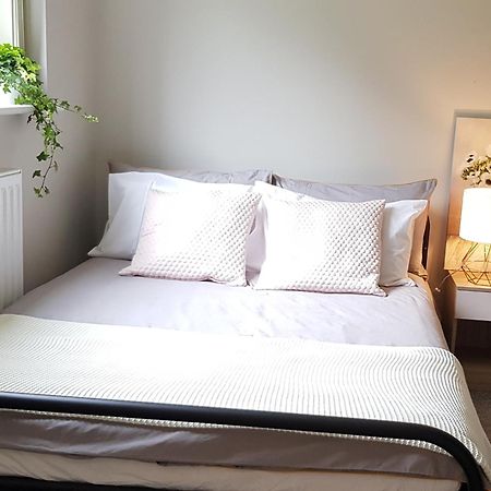 Beautiful 6 Bedroom Holiday Home, Manchester Wythenshawe Exteriér fotografie