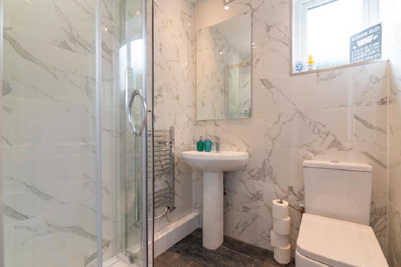 Beautiful 6 Bedroom Holiday Home, Manchester Wythenshawe Exteriér fotografie