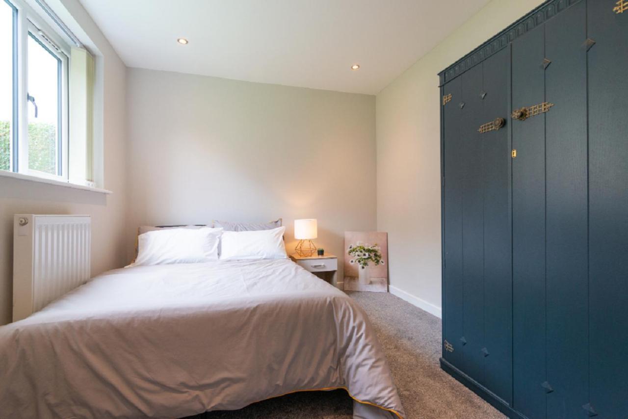 Beautiful 6 Bedroom Holiday Home, Manchester Wythenshawe Exteriér fotografie